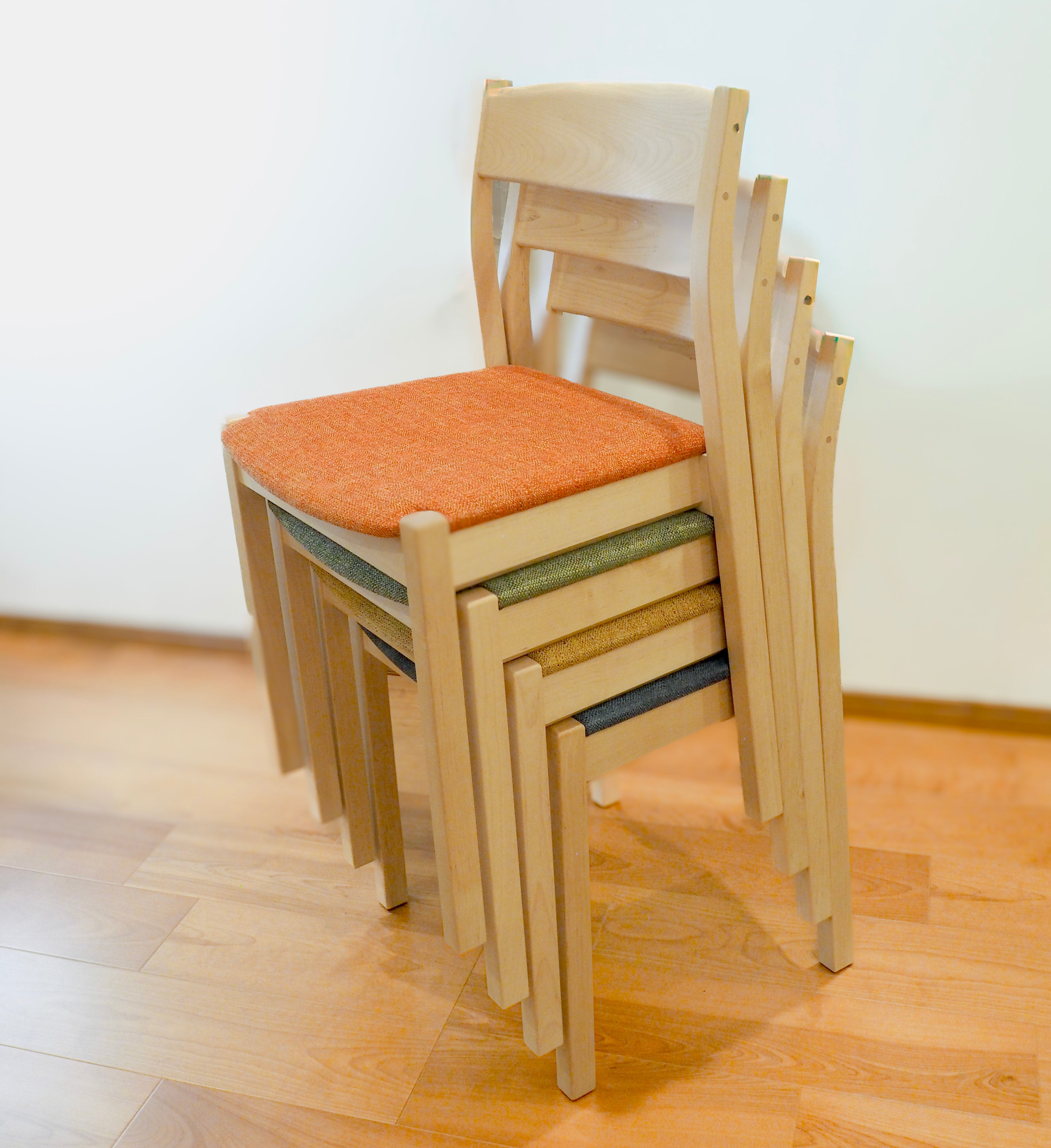 スタッキングチェア（布張り）｜木と暮らしの工房