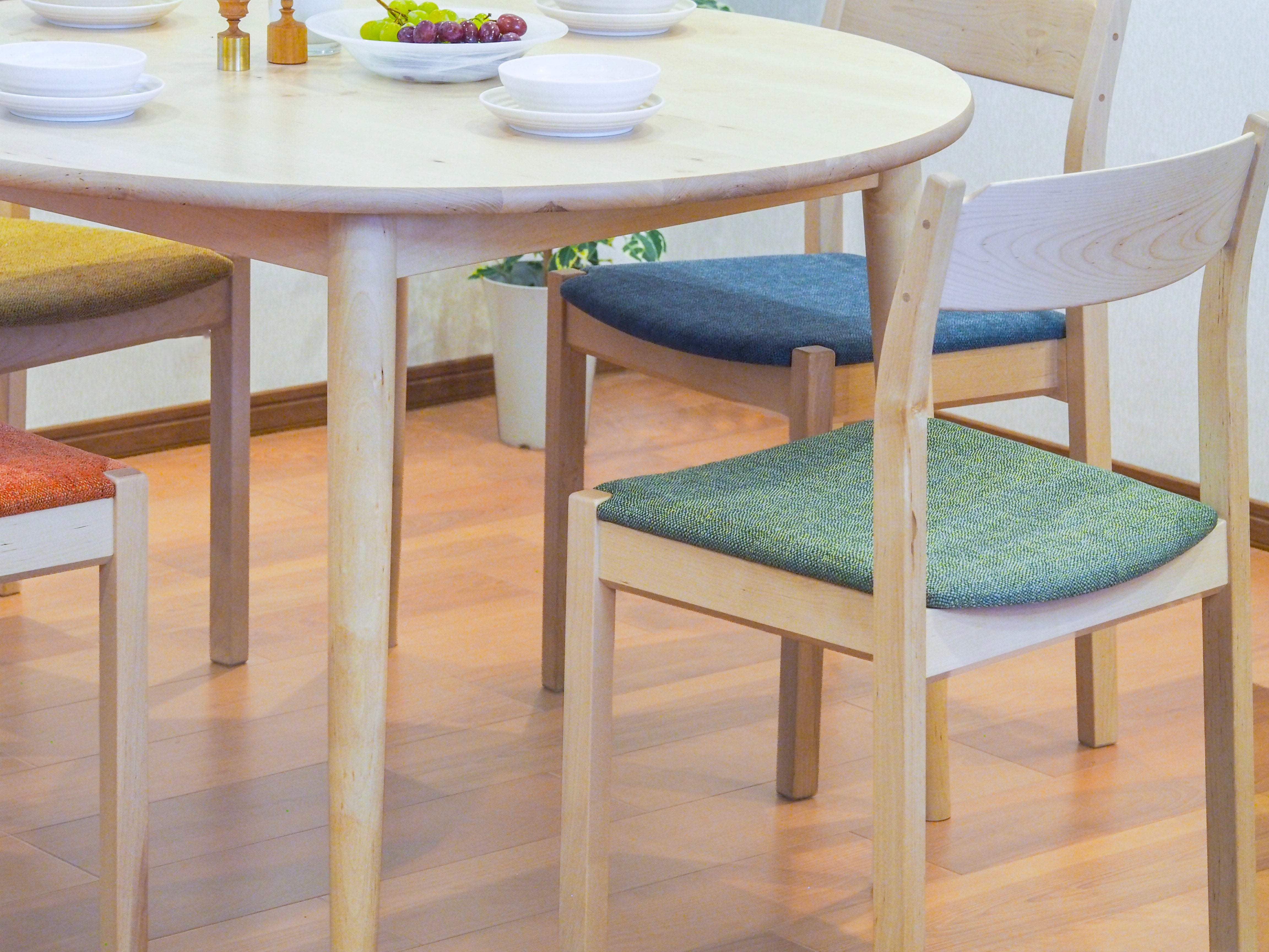 スタッキングチェア（布張り）｜木と暮らしの工房