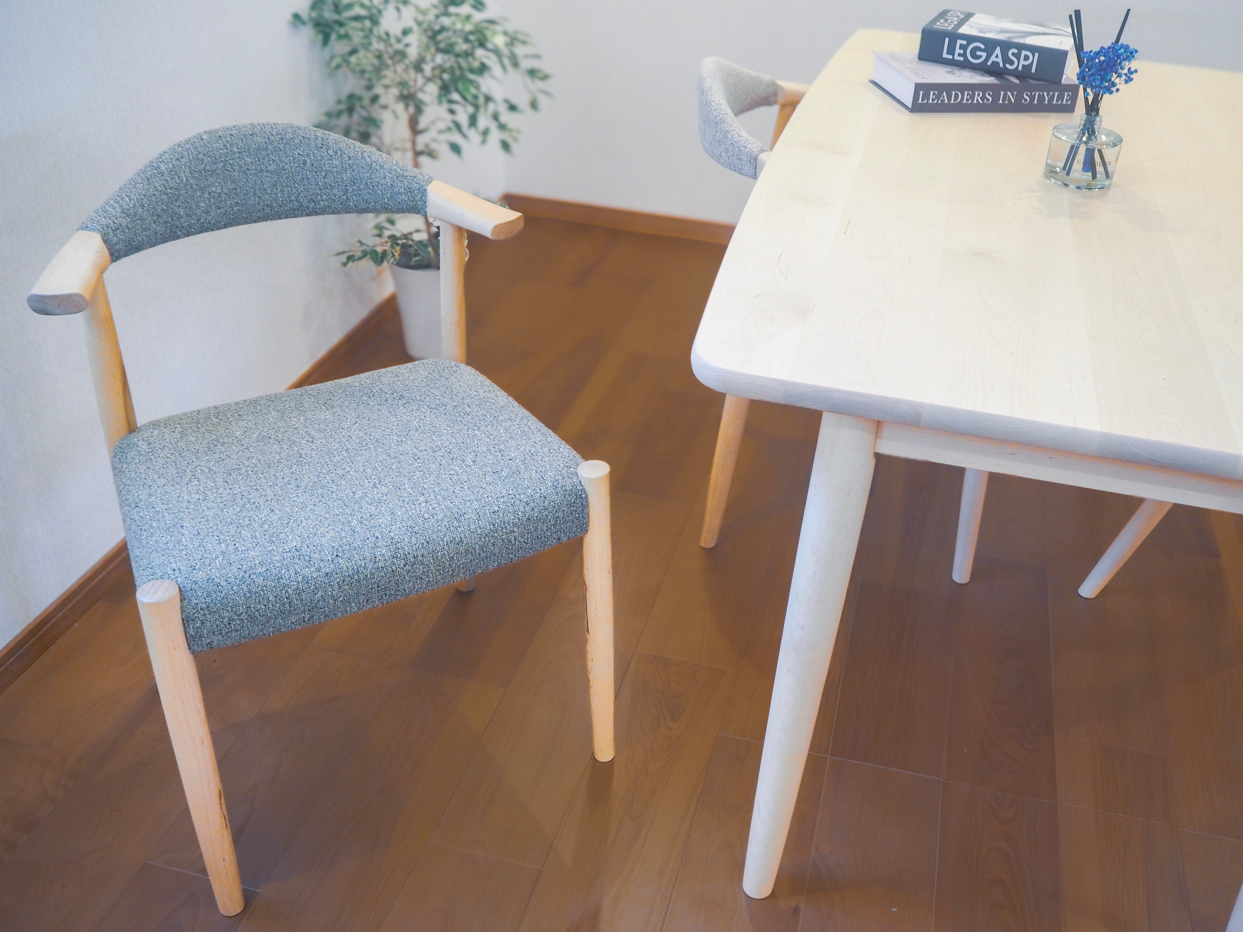 amチェア ハーフアーム 布張り（シラカバ）｜木と暮らしの工房