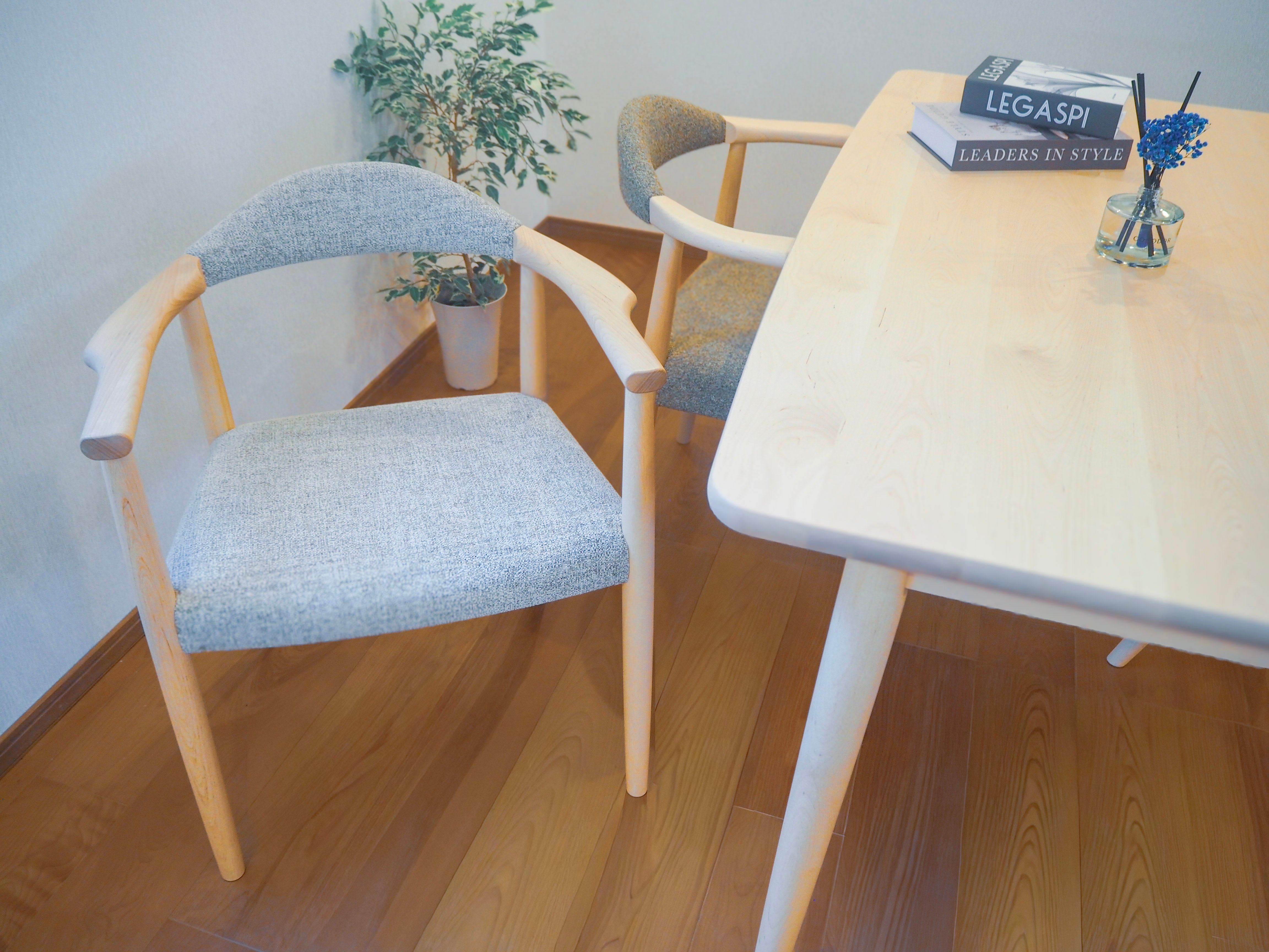 (写真)am チェア アーム（布張り・ペリカン仕様）｜木と暮らしの工房