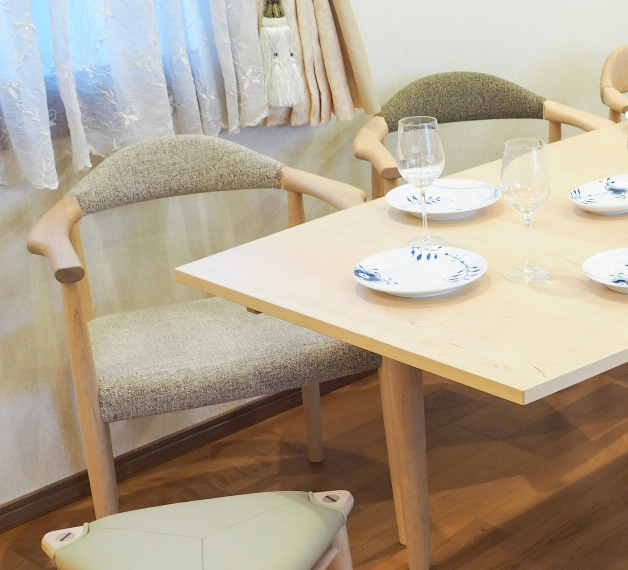 (写真)am チェア アーム（布張り・ペリカン仕様）｜木と暮らしの工房